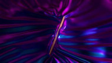 Derin mor ve mavi tonlarda akan ipek kumaş, metalik bir parıltıyla hafif bir ışıkla aydınlatılıyor..