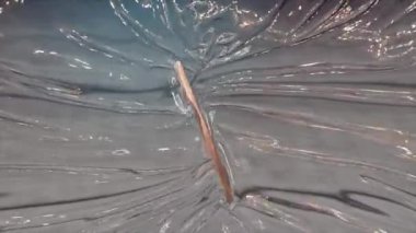 Parlak sıvı benzeri akış ve yansımalarla dalgalar oluşturan, cam veya su simülasyonu yapan maddeler..