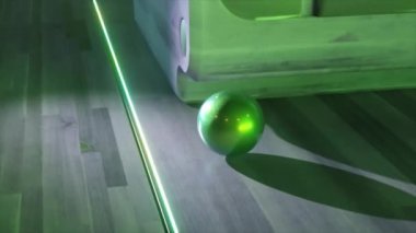 Tahta zeminde parlayan yeşil bir küre ve neon ışığı olan fütüristik üç boyutlu sahne