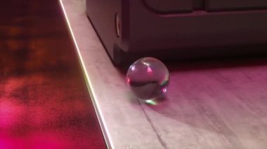 Pürüzsüz bir yüzey ve neon ışığı üzerinde parıldayan kristal küreli gelecekteki üç boyutlu sahne
