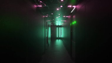 Yeşil ve pembe neon ışıklarla aydınlatılan fütüristik bir koridor, ileri teknoloji ve parlak tasarımla bir bilim kurgu atmosferi yaratıyor..