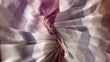 Yumuşak, dalgalı bir kumaş üzerinde gölge oluşturan 3 boyutlu tahta bir sopa - arka plan için ideal ya da tasarımlara doğal bir dokunuş eklemek