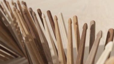 Yukarıya bakan pek çok ahşap bagetin 3D görüntüsü, odak uçları ve arka planda bulanık sapları ile