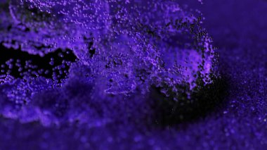 Yüzlerce mor parçacığın 3 boyutlu görüntüsü siyah bir arkaplanda hızlı hareket ederek soyut bir sanatsal kompozisyon oluşturuyor.