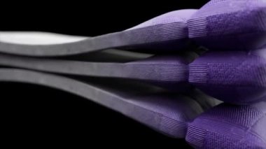 Siyah arkaplanda mor yumuşak dokuya dönüştürülen 3D betonun yakın çekimi