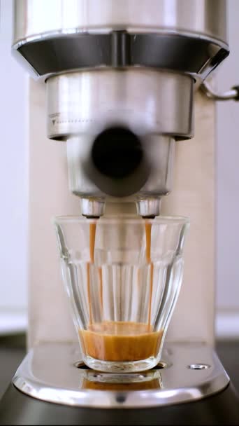 エスプレッソコーヒーでグラスを充填するコーヒーマシン コーヒーマシンでコーヒーを作る — ストック動画