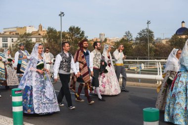 Valencia, İspanya - 17 Mart 2024: Geleneksel kostümlü insanlar İspanya 'nın Valensiya şehrindeki Terk Edilenler Leydisi' ne çiçek verecek.