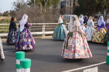 Valencia, İspanya - 17 Mart 2024: Geleneksel kostümlü insanlar İspanya 'nın Valensiya şehrindeki Terk Edilenler Leydisi' ne çiçek verecek.