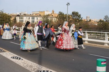 Valencia, İspanya - 17 Mart 2024: Geleneksel kostümlü insanlar İspanya 'nın Valensiya şehrindeki Terk Edilenler Leydisi' ne çiçek verecek.