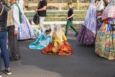 Valencia, İspanya - 17 Mart 2024: Geleneksel kostümlü insanlar İspanya 'nın Valensiya şehrindeki Terk Edilenler Leydisi' ne çiçek verecek.