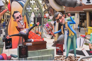 Valencia, İspanya - 17 Mart 2024: Valencia, İspanya Fallas Festivali 'nin sonunda yakılacak olan Pedro Sanchez ve Alberto Feijoo İspanyol politikacılarının geleneksel Ninot figürleri