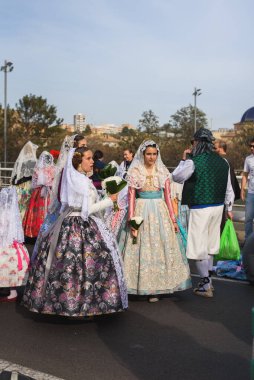 Valencia, İspanya - 17 Mart 2024: Geleneksel kostümlü insanlar İspanya 'nın Valensiya şehrindeki Terk Edilenler Leydisi' ne çiçek verecek.