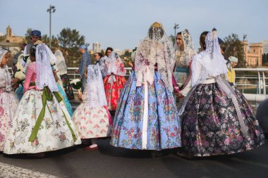 Valencia, İspanya - 17 Mart 2024: Geleneksel kostümlü insanlar İspanya 'nın Valensiya şehrindeki Terk Edilenler Leydisi' ne çiçek verecek.