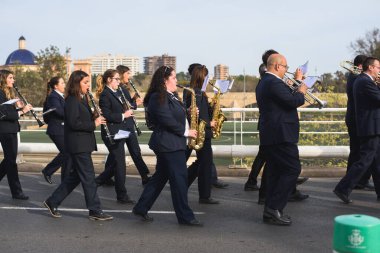 Valencia, İspanya - 17 Mart 2024: Valencia, İspanya 'daki Fallas festivalinde geleneksel müzik çalan müzisyenler