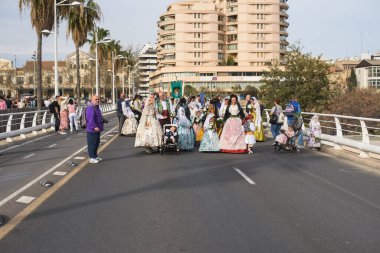 Valencia, İspanya - 17 Mart 2024: Geleneksel kostümlü insanlar İspanya 'nın Valensiya şehrindeki Terk Edilenler Leydisi' ne çiçek verecek.