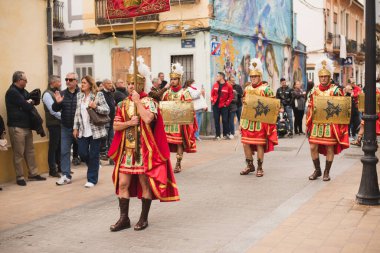 Valencia, İspanya - 24 Mart 2024: Dini kostümlü insanlar İspanya 'nın Valencia kentindeki Palm Sunday geçit törenine katıldılar