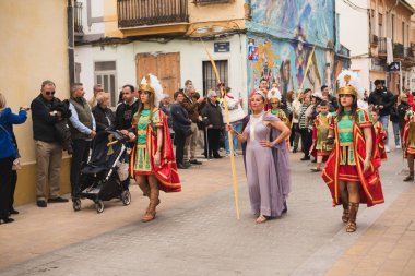 Valencia, İspanya - 24 Mart 2024: Dini kostümlü insanlar İspanya 'nın Valencia kentindeki Palm Sunday geçit törenine katıldılar