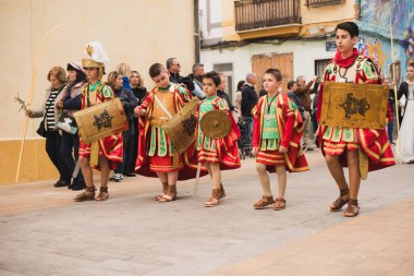 Valencia, İspanya - 24 Mart 2024: Dini kostümlü insanlar İspanya 'nın Valencia kentindeki Palm Sunday geçit törenine katıldılar