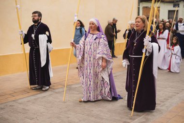 Valencia, İspanya - 24 Mart 2024: Dini kostümlü insanlar İspanya 'nın Valencia kentindeki Palm Sunday geçit törenine katıldılar