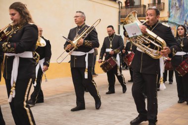 Valencia, İspanya - 24 Mart 2024: Dini kostümlü insanlar İspanya 'nın Valencia kentindeki Palm Sunday geçit törenine katıldılar