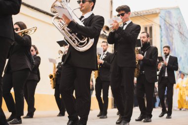 Valencia, İspanya - 24 Mart 2024: Dini kostümlü insanlar İspanya 'nın Valencia kentindeki Palm Sunday geçit törenine katıldılar