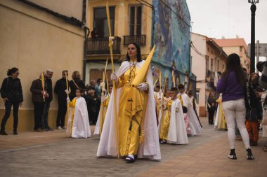 Valencia, İspanya - 24 Mart 2024: Dini kostümlü insanlar İspanya 'nın Valencia kentindeki Palm Sunday geçit törenine katıldılar