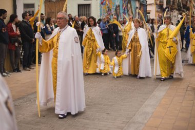 Valencia, İspanya - 24 Mart 2024: Dini kostümlü insanlar İspanya 'nın Valencia kentindeki Palm Sunday geçit törenine katıldılar