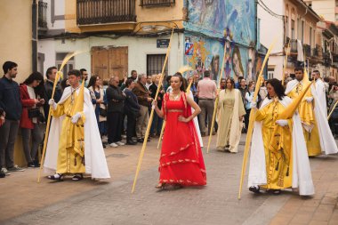 Valencia, İspanya - 24 Mart 2024: Dini kostümlü insanlar İspanya 'nın Valencia kentindeki Palm Sunday geçit törenine katıldılar