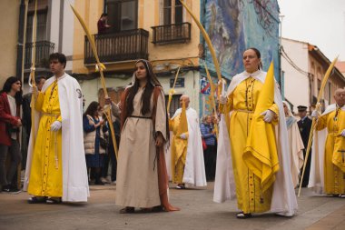 Valencia, İspanya - 24 Mart 2024: Dini kostümlü insanlar İspanya 'nın Valencia kentindeki Palm Sunday geçit törenine katıldılar