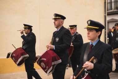 Valencia, İspanya - 24 Mart 2024: Dini kostümlü insanlar İspanya 'nın Valencia kentindeki Palm Sunday geçit törenine katıldılar