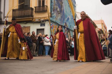 Valencia, İspanya - 24 Mart 2024: Dini kostümlü insanlar İspanya 'nın Valencia kentindeki Palm Sunday geçit törenine katıldılar