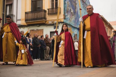 Valencia, İspanya - 24 Mart 2024: Dini kostümlü insanlar İspanya 'nın Valencia kentindeki Palm Sunday geçit törenine katıldılar