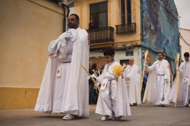 Valencia, İspanya - 24 Mart 2024: Dini kostümlü insanlar İspanya 'nın Valencia kentindeki Palm Sunday geçit törenine katıldılar