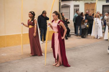 Valencia, İspanya - 24 Mart 2024: Dini kostümlü insanlar İspanya 'nın Valencia kentindeki Palm Sunday geçit törenine katıldılar