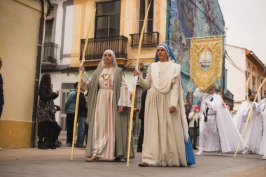 Valencia, İspanya - 24 Mart 2024: Dini kostümlü insanlar İspanya 'nın Valencia kentindeki Palm Sunday geçit törenine katıldılar