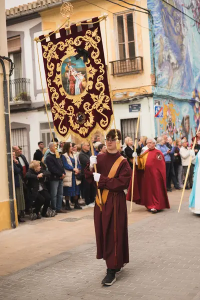 Valencia, İspanya - 24 Mart 2024: Dini kostümlü insanlar İspanya 'nın Valencia kentindeki Palm Sunday geçit törenine katıldılar