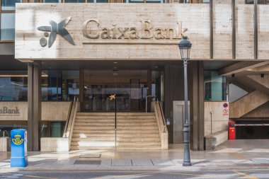 Valencia, İspanya - 11 Nisan 2024: Caixabank Genel Merkezi, İspanya Valencia 'da bir İspanyol bankası
