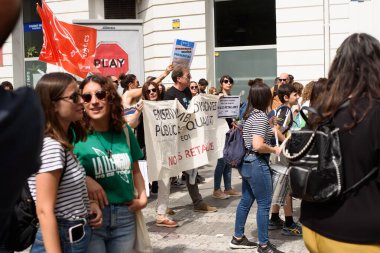 Valencia, İspanya - 23 Mayıs 2024: Binlerce kişi kemer sıkma tedbirlerine ve Valencia, İspanya 'daki Valencia dilinin düşüşüne karşı eğitici bir gösteriye katıldı