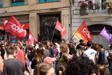 Valencia, İspanya - 23 Mayıs 2024: Binlerce kişi kemer sıkma tedbirlerine ve Valencia, İspanya 'daki Valencia dilinin düşüşüne karşı eğitici bir gösteriye katıldı