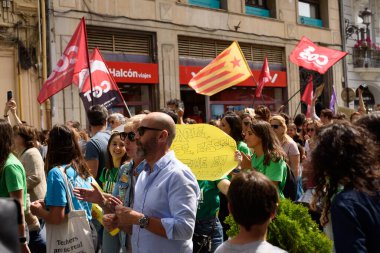 Valencia, İspanya - 23 Mayıs 2024: Binlerce kişi kemer sıkma tedbirlerine ve Valencia, İspanya 'daki Valencia dilinin düşüşüne karşı eğitici bir gösteriye katıldı