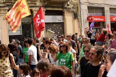 Valencia, İspanya - 23 Mayıs 2024: Binlerce kişi kemer sıkma tedbirlerine ve Valencia, İspanya 'daki Valencia dilinin düşüşüne karşı eğitici bir gösteriye katıldı