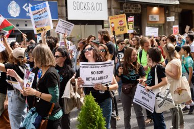 Valencia, İspanya - 23 Mayıs 2024: Binlerce kişi kemer sıkma tedbirlerine ve Valencia, İspanya 'daki Valencia dilinin düşüşüne karşı eğitici bir gösteriye katıldı