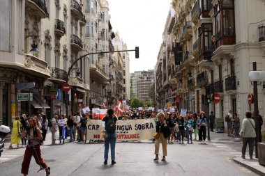 Valencia, İspanya - 23 Mayıs 2024: Binlerce kişi kemer sıkma tedbirlerine ve Valencia, İspanya 'daki Valencia dilinin düşüşüne karşı eğitici bir gösteriye katıldı