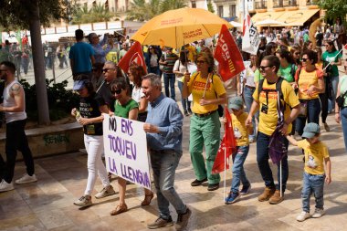 Valencia, İspanya - 23 Mayıs 2024: Binlerce kişi kemer sıkma tedbirlerine ve Valencia, İspanya 'daki Valencia dilinin düşüşüne karşı eğitici bir gösteriye katıldı