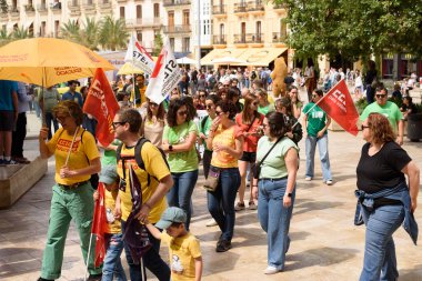 Valencia, İspanya - 23 Mayıs 2024: Binlerce kişi kemer sıkma tedbirlerine ve Valencia, İspanya 'daki Valencia dilinin düşüşüne karşı eğitici bir gösteriye katıldı