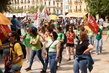 Valencia, İspanya - 23 Mayıs 2024: Binlerce kişi kemer sıkma tedbirlerine ve Valencia, İspanya 'daki Valencia dilinin düşüşüne karşı eğitici bir gösteriye katıldı