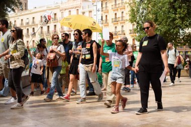 Valencia, İspanya - 23 Mayıs 2024: Binlerce kişi kemer sıkma tedbirlerine ve Valencia, İspanya 'daki Valencia dilinin düşüşüne karşı eğitici bir gösteriye katıldı