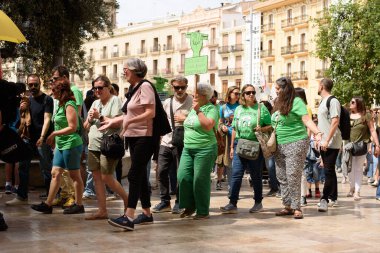 Valencia, İspanya - 23 Mayıs 2024: Binlerce kişi kemer sıkma tedbirlerine ve Valencia, İspanya 'daki Valencia dilinin düşüşüne karşı eğitici bir gösteriye katıldı