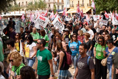 Valencia, İspanya - 23 Mayıs 2024: Binlerce kişi kemer sıkma tedbirlerine ve Valencia, İspanya 'daki Valencia dilinin düşüşüne karşı eğitici bir gösteriye katıldı