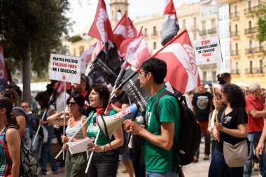 Valencia, İspanya - 23 Mayıs 2024: Binlerce kişi kemer sıkma tedbirlerine ve Valencia, İspanya 'daki Valencia dilinin düşüşüne karşı eğitici bir gösteriye katıldı